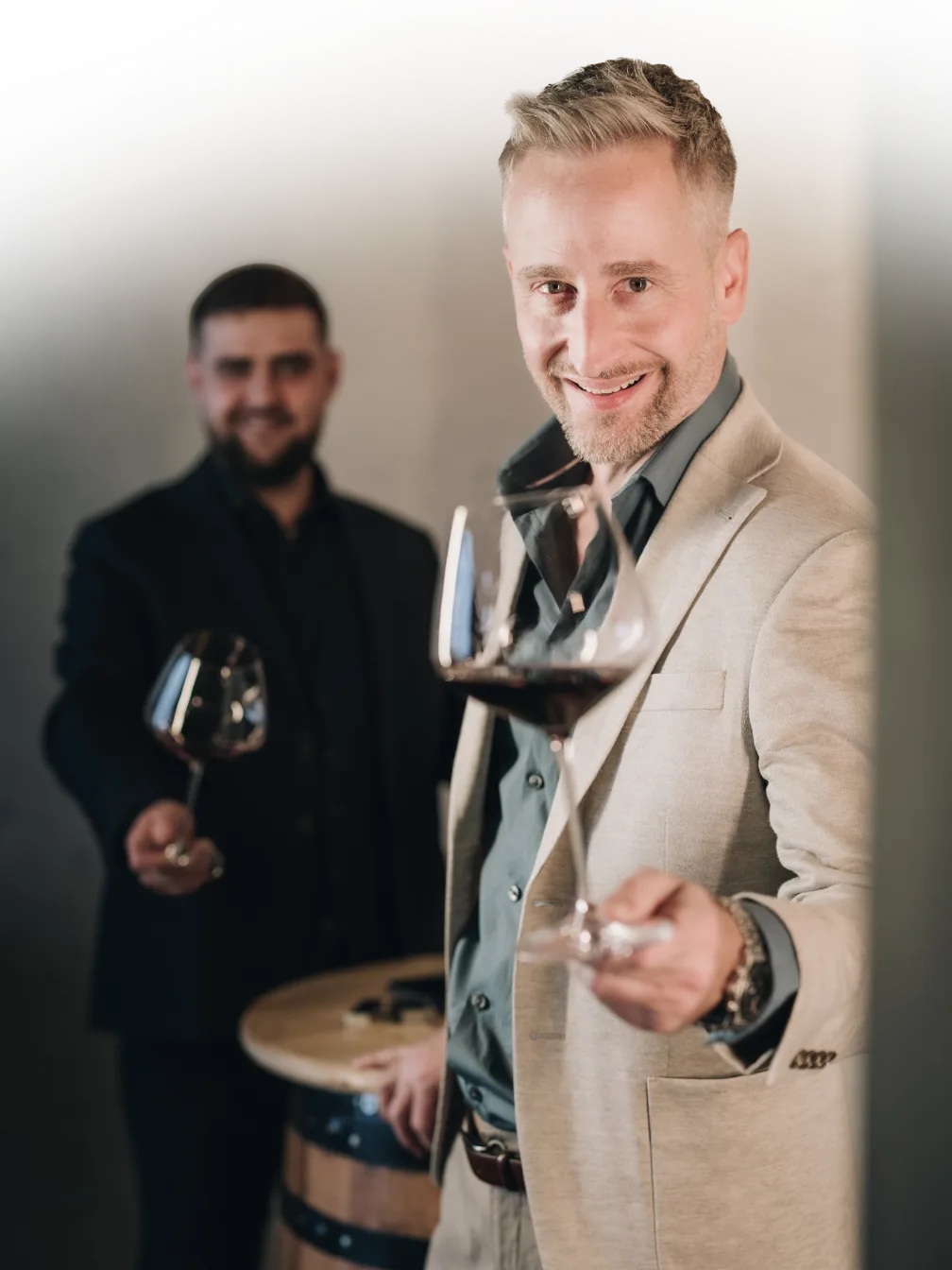 Daniel a Adam se sklenkami vína